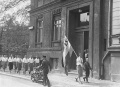Parata nazista davanti all'Institut di Hirschfeld, 6 maggio 1933.jpg